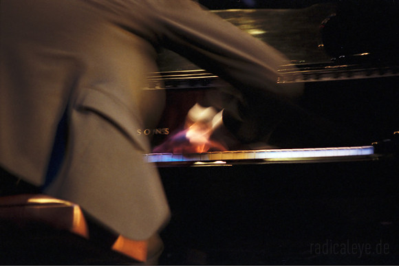 TORD GUSTAVSEN TRIO - Beeing There